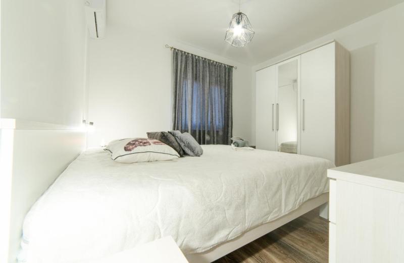 Four-Bedroom Villa with Terrace and Swimming Pool image 3