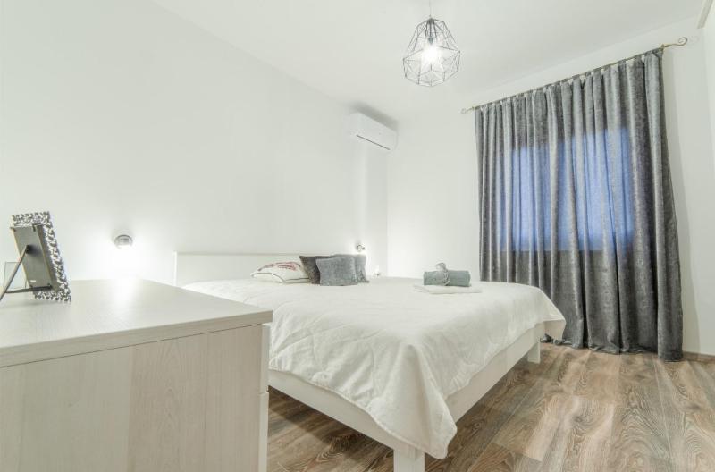 Four-Bedroom Villa with Terrace and Swimming Pool image 2