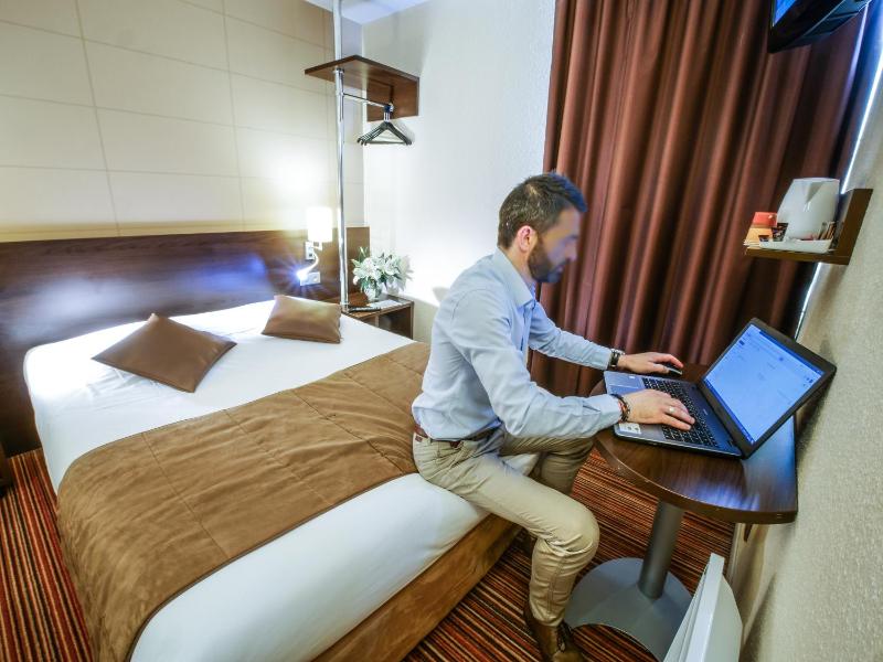 Double or Twin Room image 3