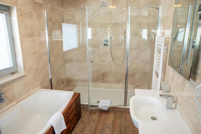 Captain Cabin - Deluxe Double Room with Bath image 2