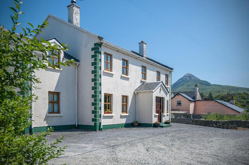 Six-Bedroom House image 2