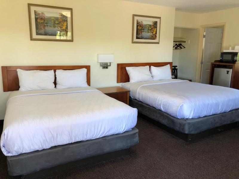 Deluxe Queen Room with Two Queen Beds image 2