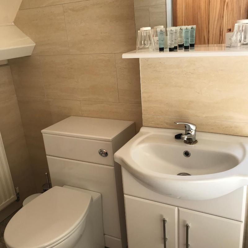 Basic Double Room image 3