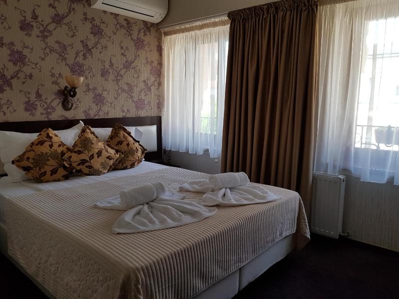 Standard Double Room image 3