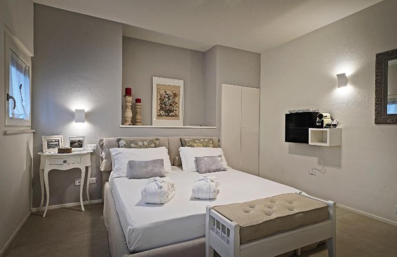 Riviera Carducci Rooms - image 4