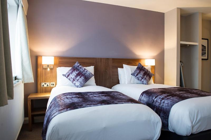 Standard Twin Room image 1