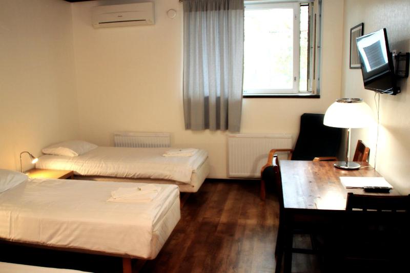 Basic Triple Room image 3