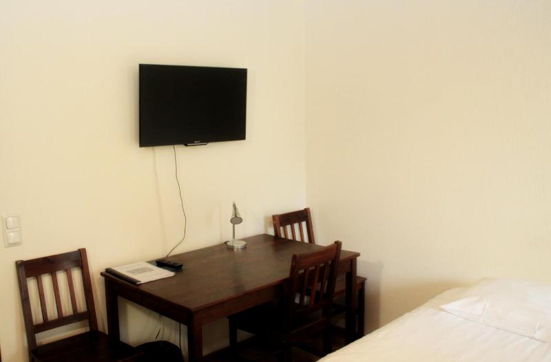 Twin Room with Lake View image 4