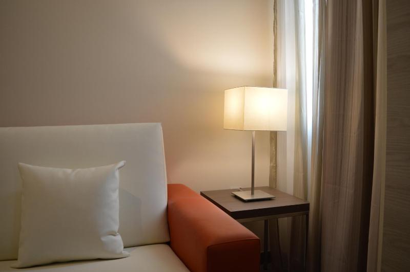 Queen Room with Spa Bath image 2