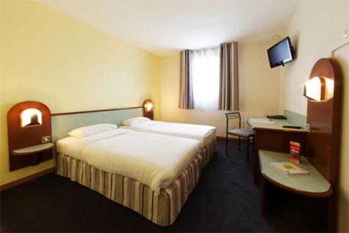 Standard Twin Room image 3