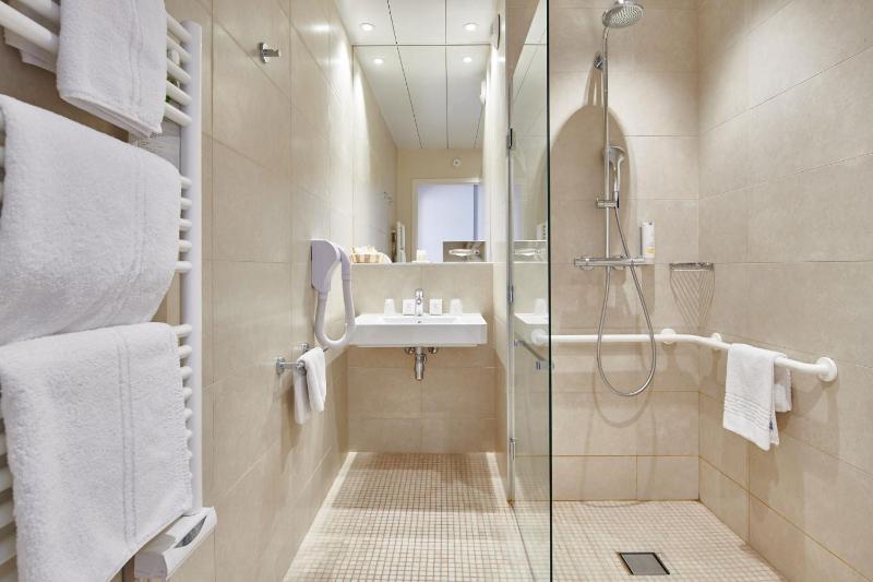 Deluxe Double or Twin Room with Sea View image 3