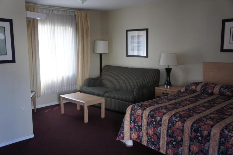 Deluxe Queen Room with Two Queen Beds image 1
