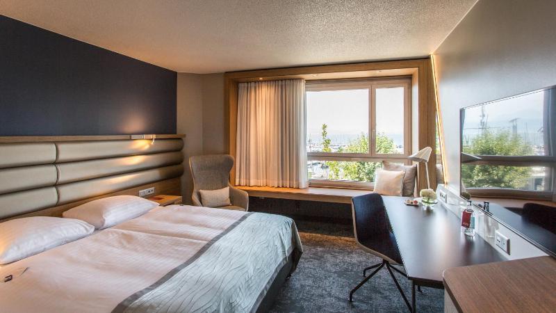 Deluxe Queen Room with Lake View image 3