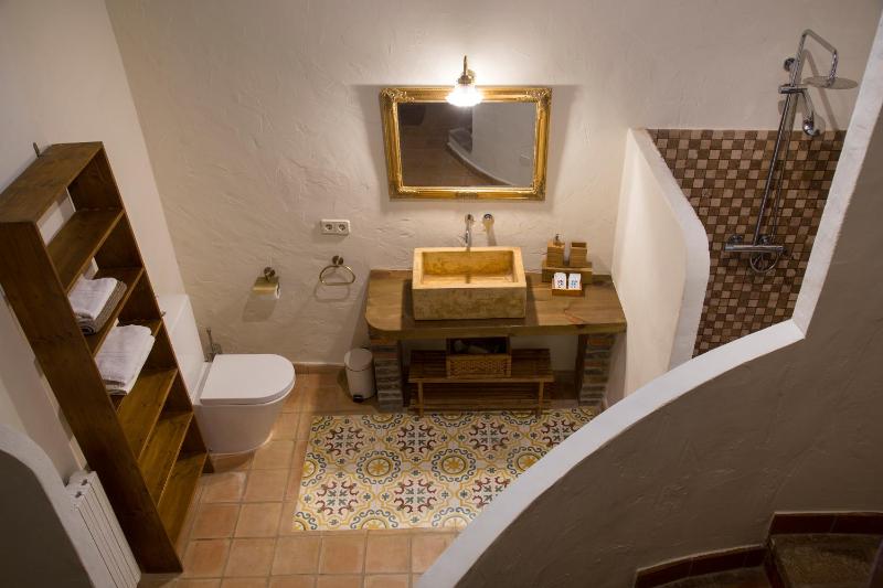 Double Room with Balcony image 2