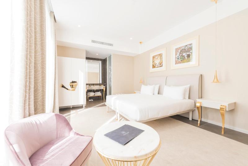 Deluxe Double Room with Free access to Spa image 2