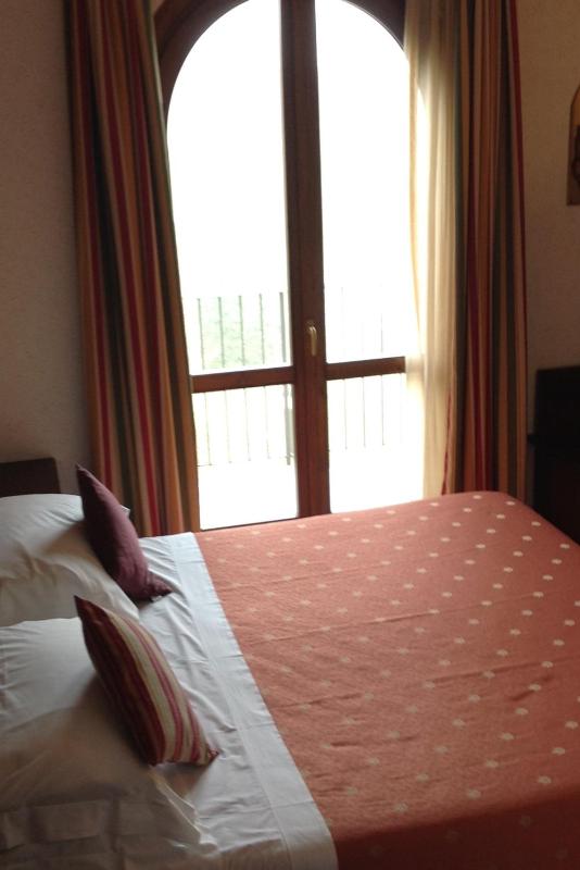 Large Single Room image 1