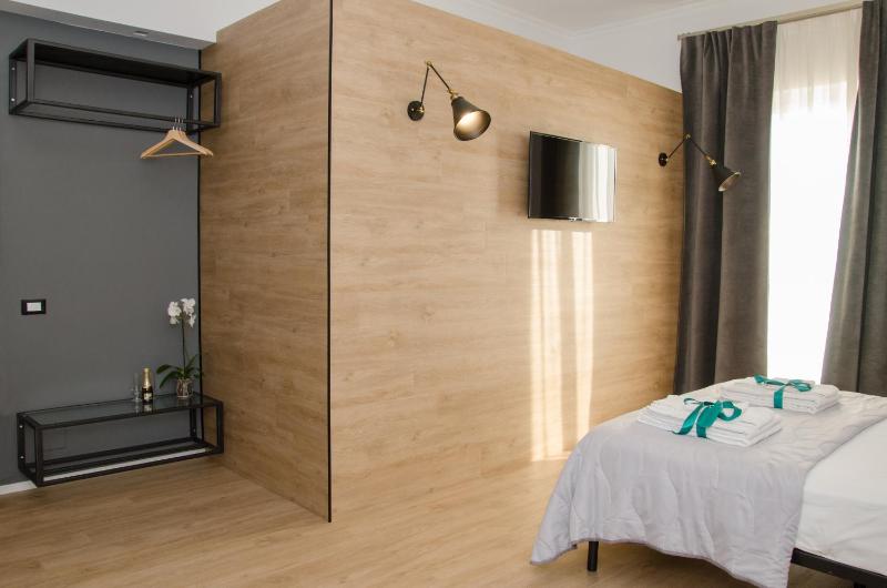 Deluxe Double Room with Balcony and Sea View image 3