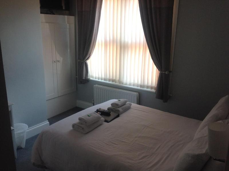 Small Double Room image 4