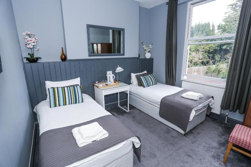 Twin Room image 4