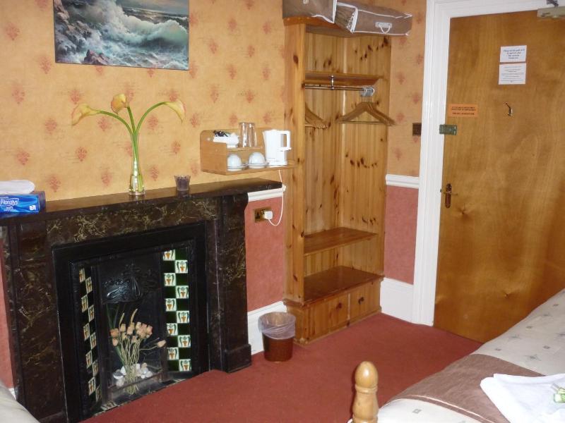 Family Room (2 Adults + 1 Child) image 2