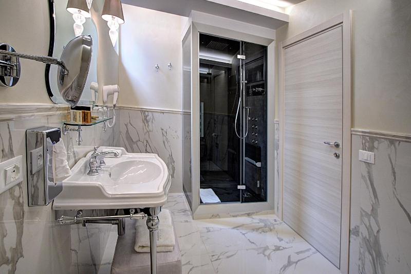 Executive Suite with Spa Access image 2