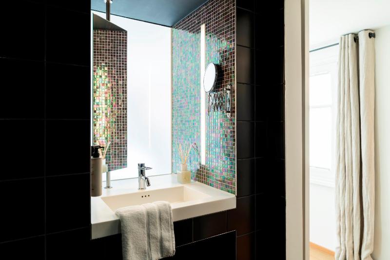 Small Single Room image 3