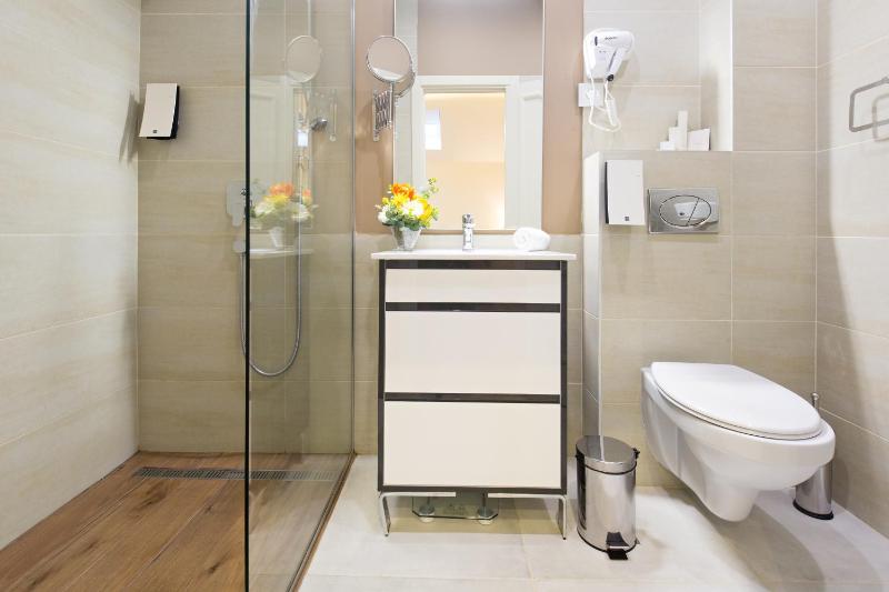 Standard Double or Twin Room image 3