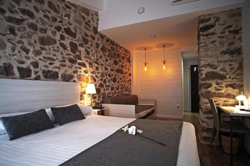 Quadruple Room with Bathroom image 3