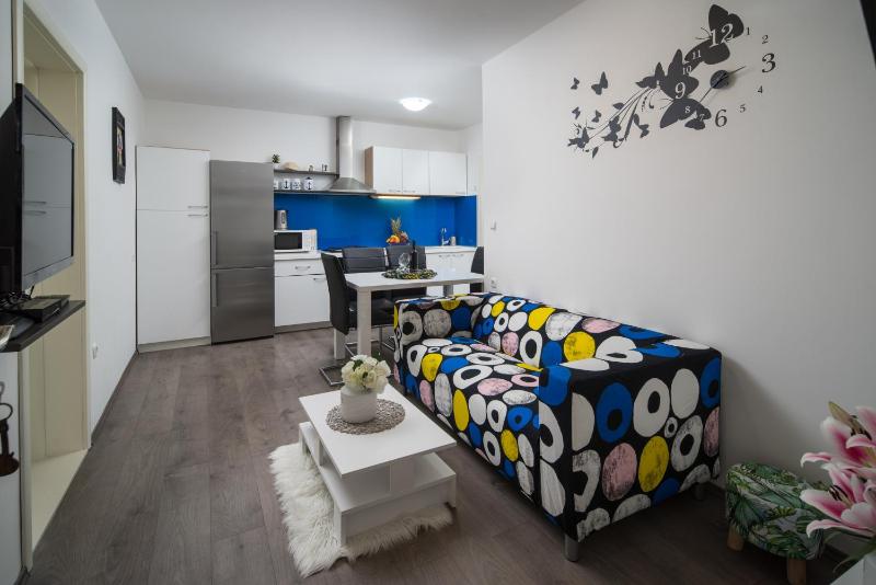 Deluxe One-Bedroom Apartment image 4