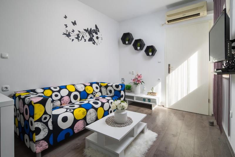 Deluxe One-Bedroom Apartment image 3