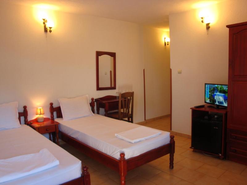 Twin Room with Balcony image 2
