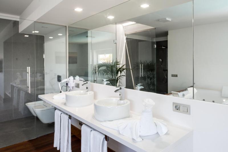 Deluxe Two-Bedroom Villa with Private Pool image 3