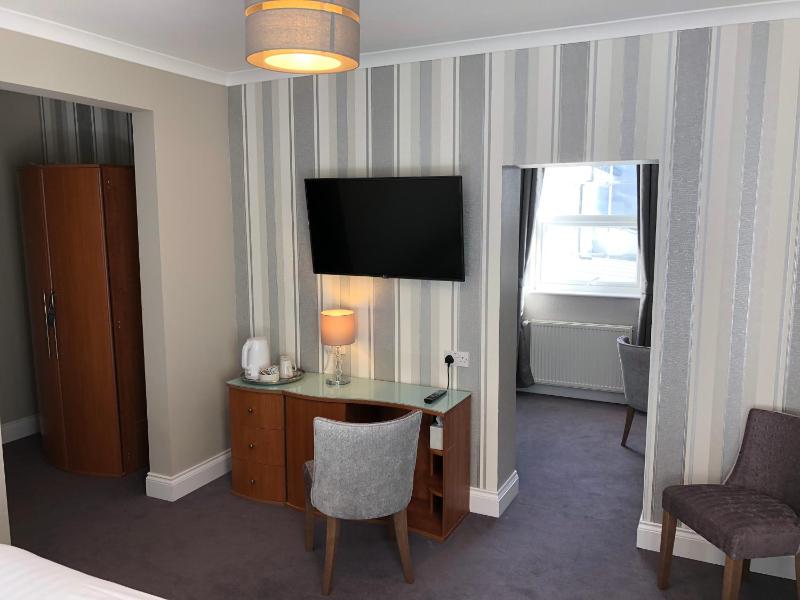 Family Room image 3