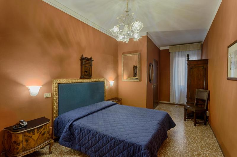 Double Room image 3