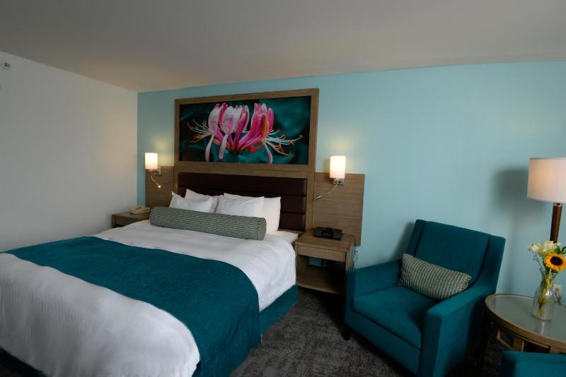 Standard King Room image 3
