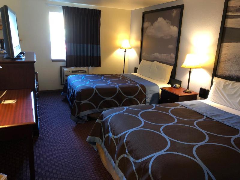 Queen Room with Two Queen Beds - Non-Smoking image 3