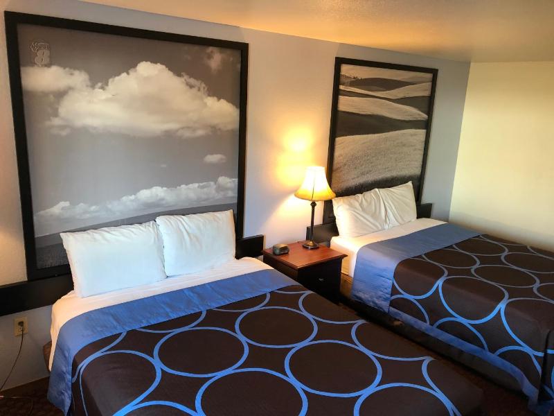 Queen Room with Two Queen Beds - Non-Smoking image 4
