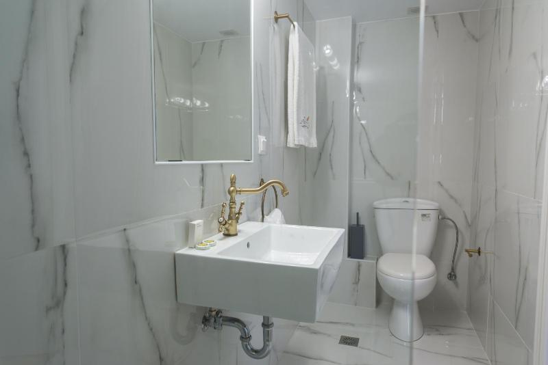 Deluxe Double Room with Balcony image 2