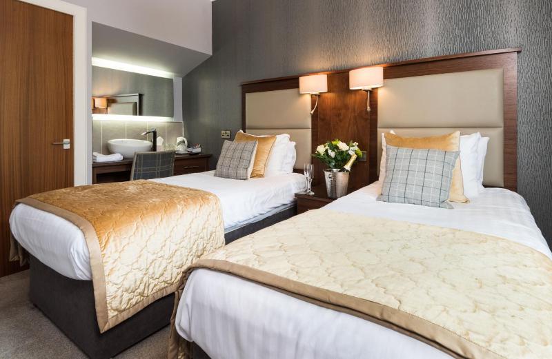 Twin Room with Private External Bathroom image 2