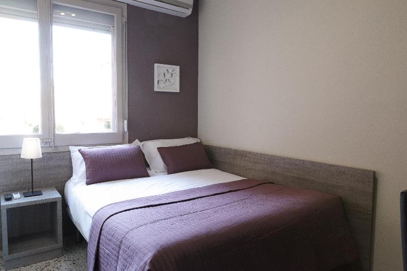 Twin Room with Private Bathroom image 4