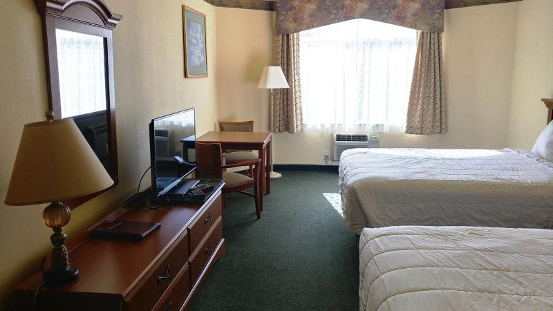 Queen Room with Two Queen Beds image 3