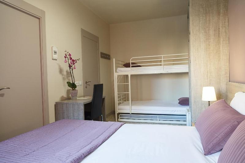 Classic Quadruple Room image 2