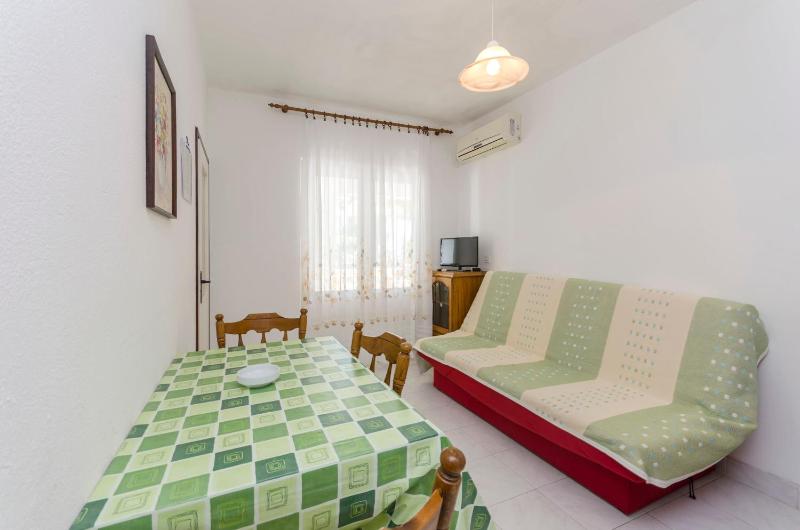 One-Bedroom Apartment image 2