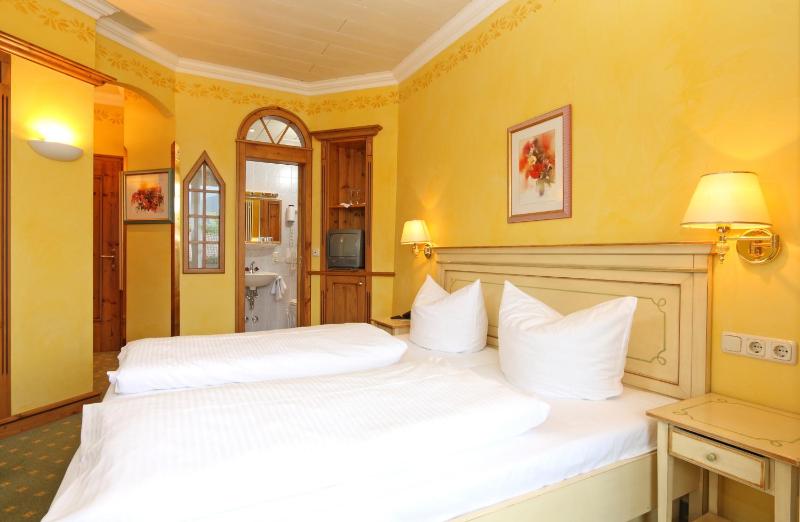 Standard King Room image 4