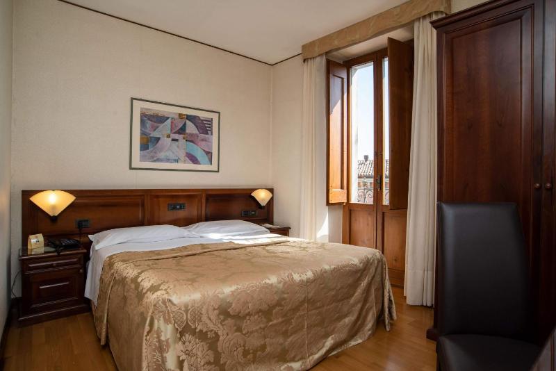 Classic Double Room image 3