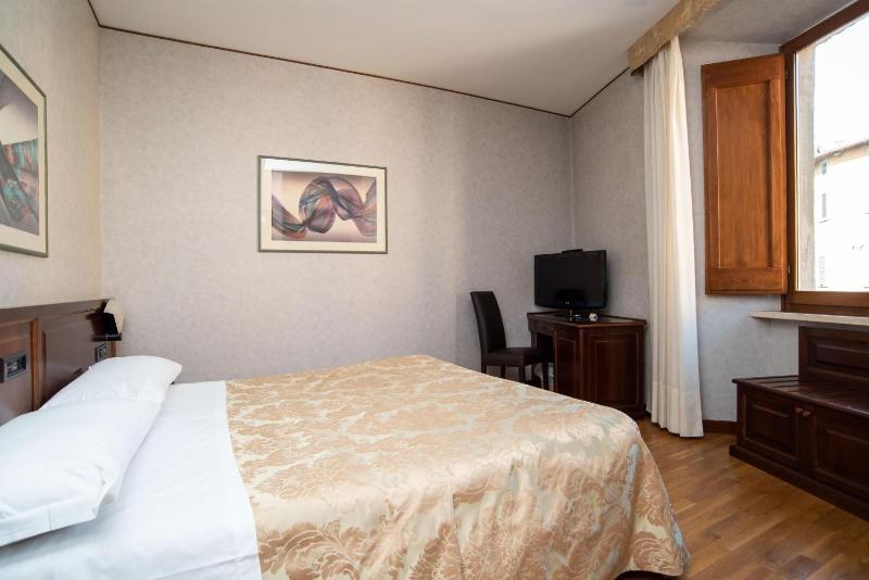 Classic Double Room with View image 3