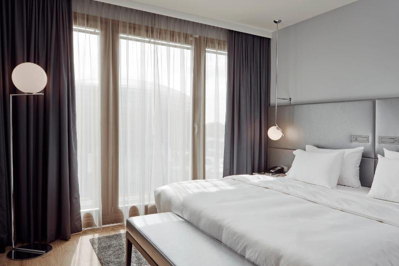 Plaza Suite image 4