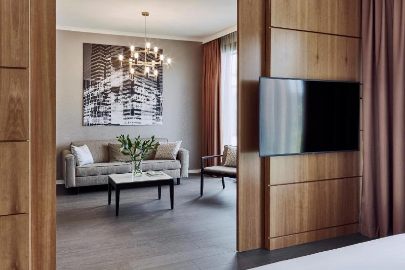 Plaza Suite image 2