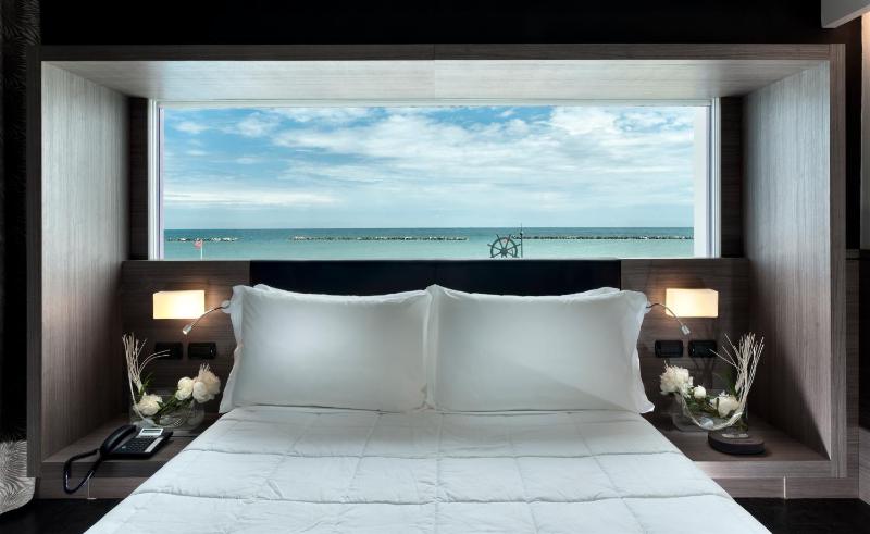 Family Suite with Sea View image 2