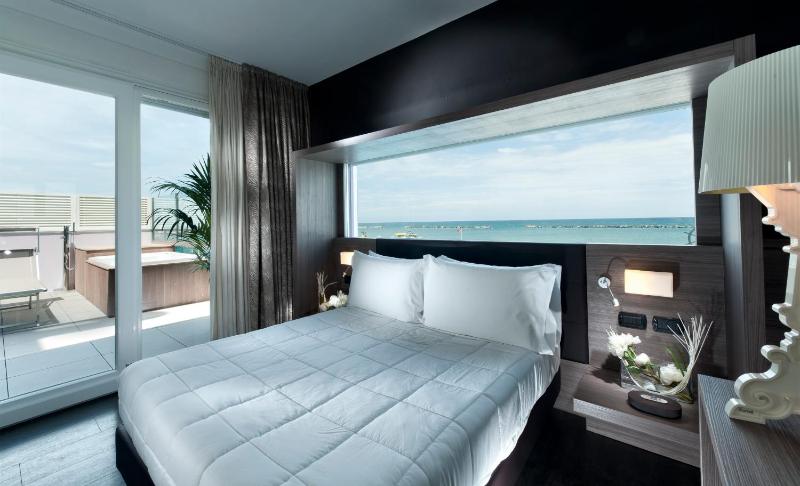 Family Suite with Sea View image 4